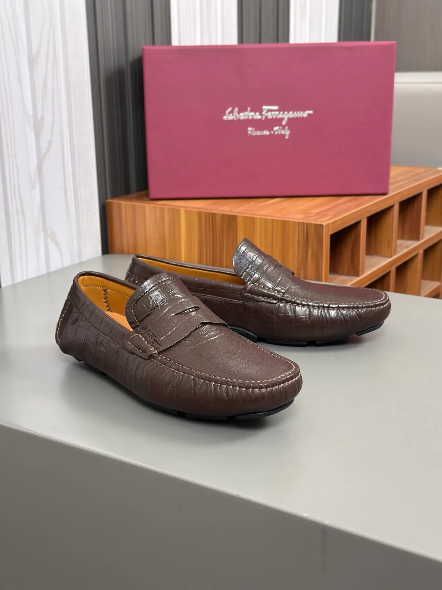 Batch 840, original order quality, new counter model, Ferragamo handmade men's driving shoes, bean shoes, slip-on shoes, lazy shoes, exquisite hand-stitching, workmanship details comparable to counters, original rubber outsole, imported cowhide from Italy, pressed water corrugated water-dyed cowhide lining, 39-44 large quantities in stock (38, 45 custom-made, non-refundable)
